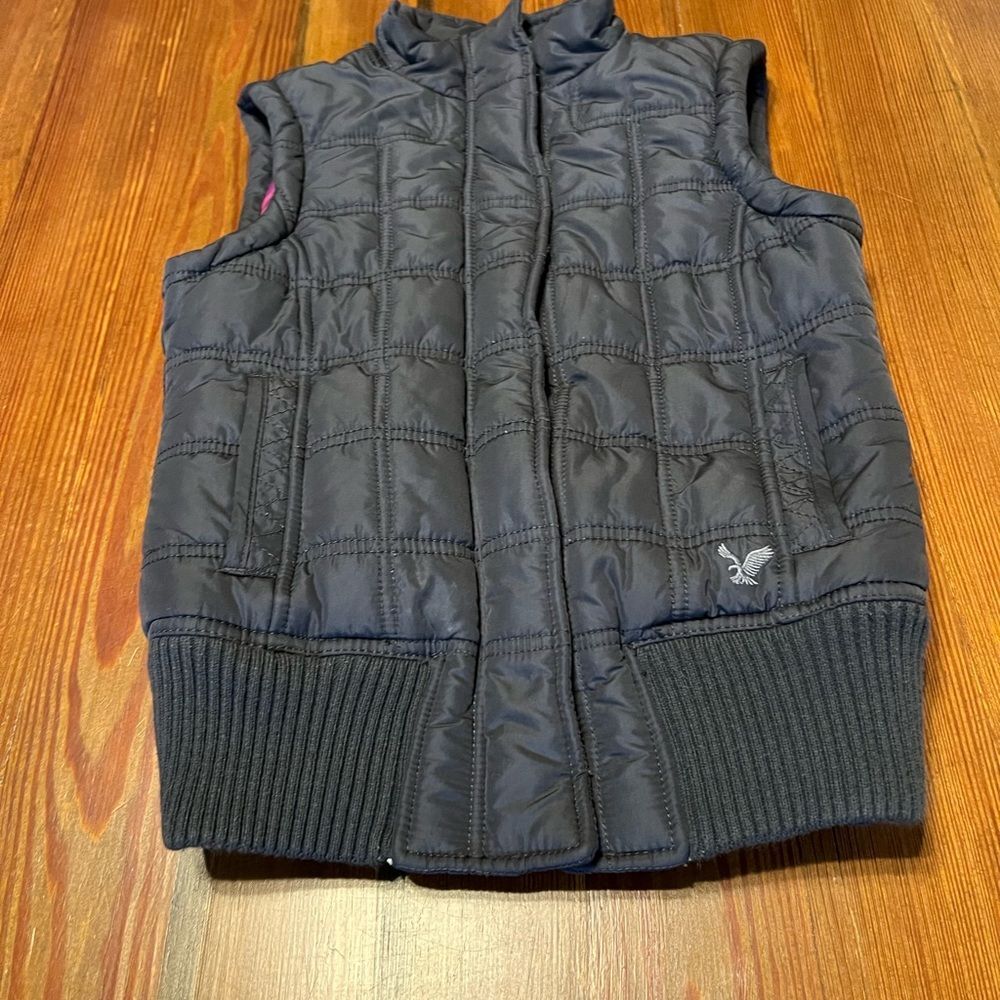 American Eagle Outfitters Women’s Puffer
Vest Size XS Dark Gray W/ Pink Lining
